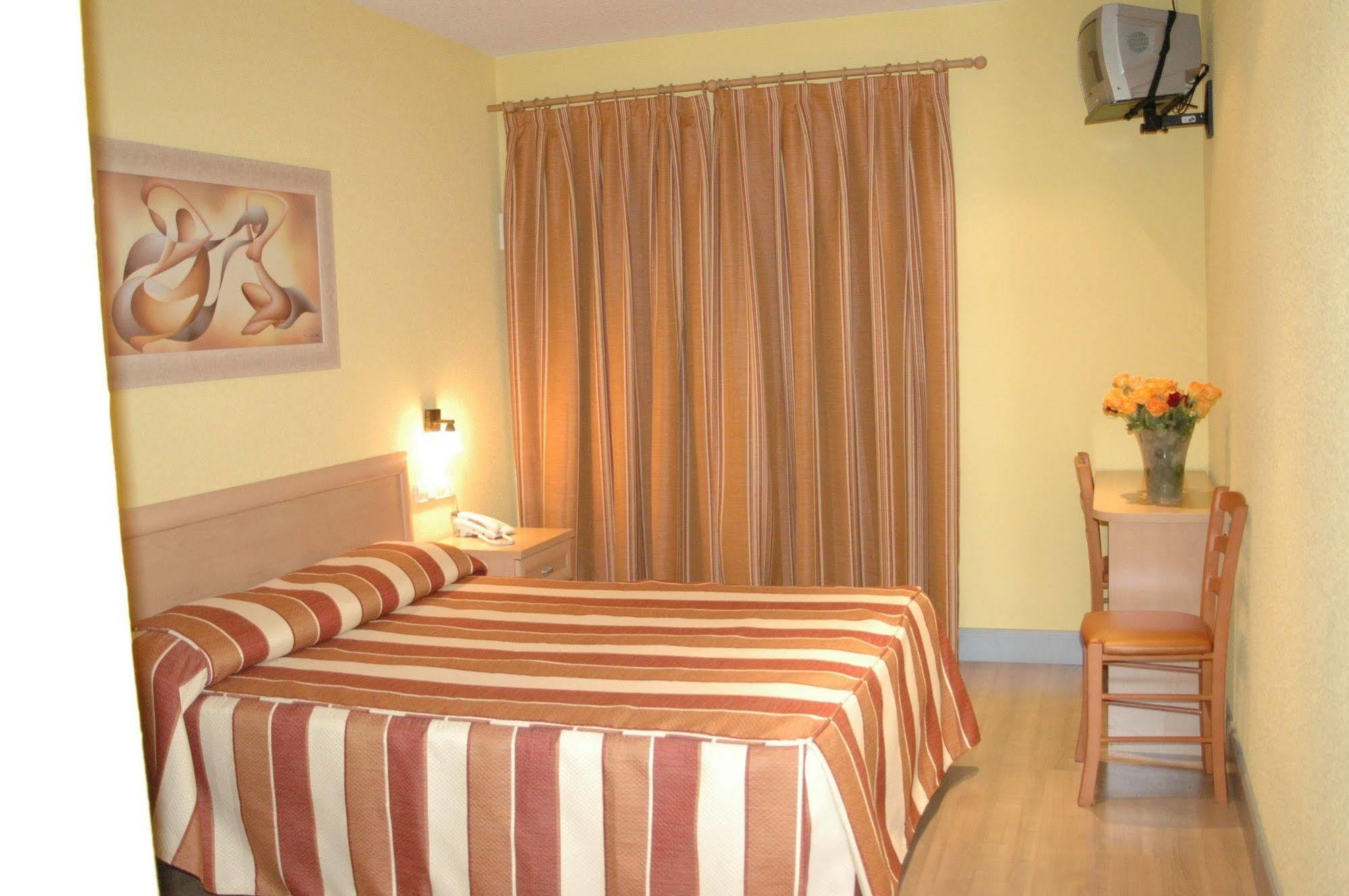 Hotel La Union Уманес-де-Мадрид Экстерьер фото