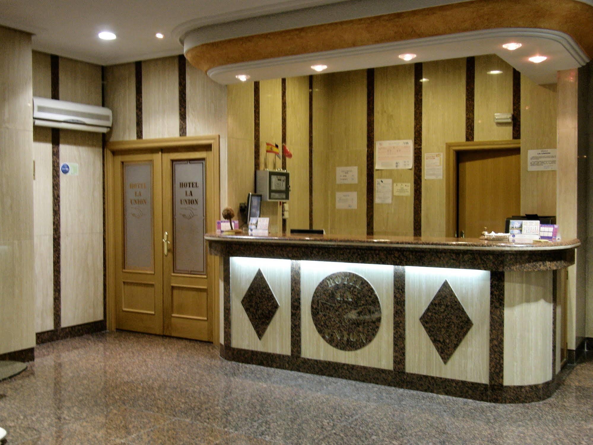 Hotel La Union Уманес-де-Мадрид Экстерьер фото